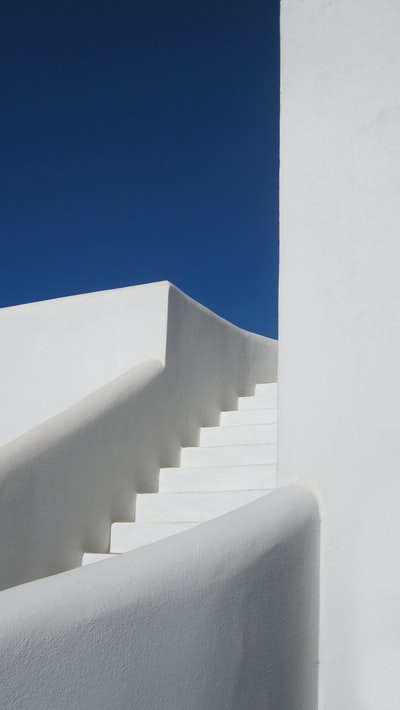 白天蓝天下的白色水泥楼梯